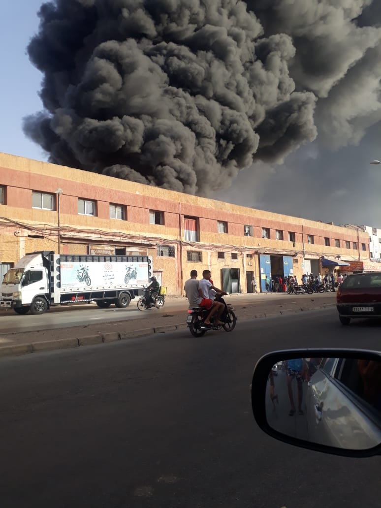 حريق مهول يلتهم مستودعا لشركة صناعية بالحي الصناعي عين السبع