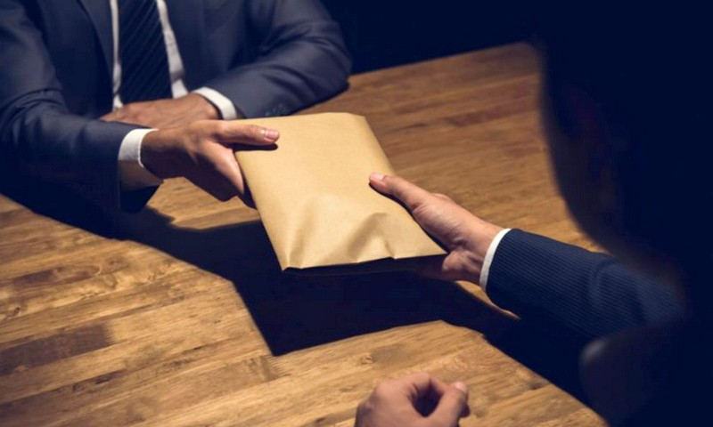 الرقم الأخضر يطيح برئيس جماعة بسيدي بنور تَسلَّم رشوة مقابل منح رخصة