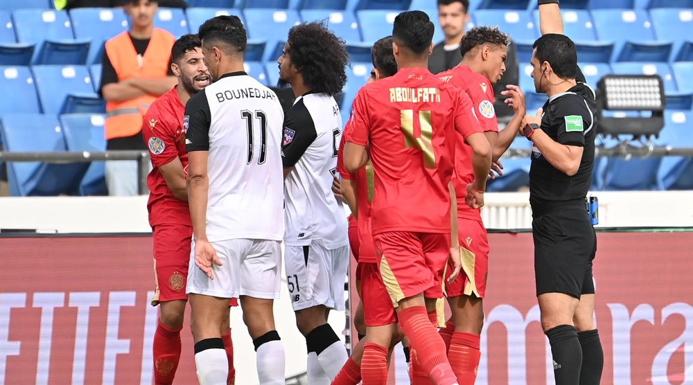 كأس الملك سلمان للأندية العربية لكرة القدم.. احتجاج الوداد على أداء الحكم المصري محمود البنّا في مباراته ضد السد القطري