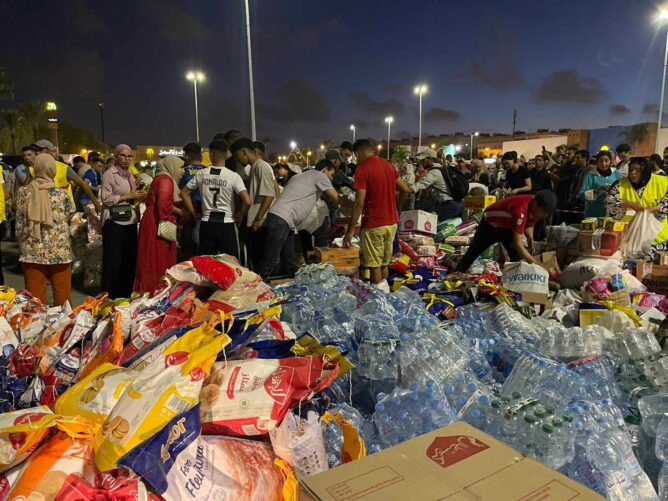 المغاربة يتبرعون بآلاف الأطنان من المساعدات لمتضرري الزلزال.. ومئات القوافل التضامنية في الطريق