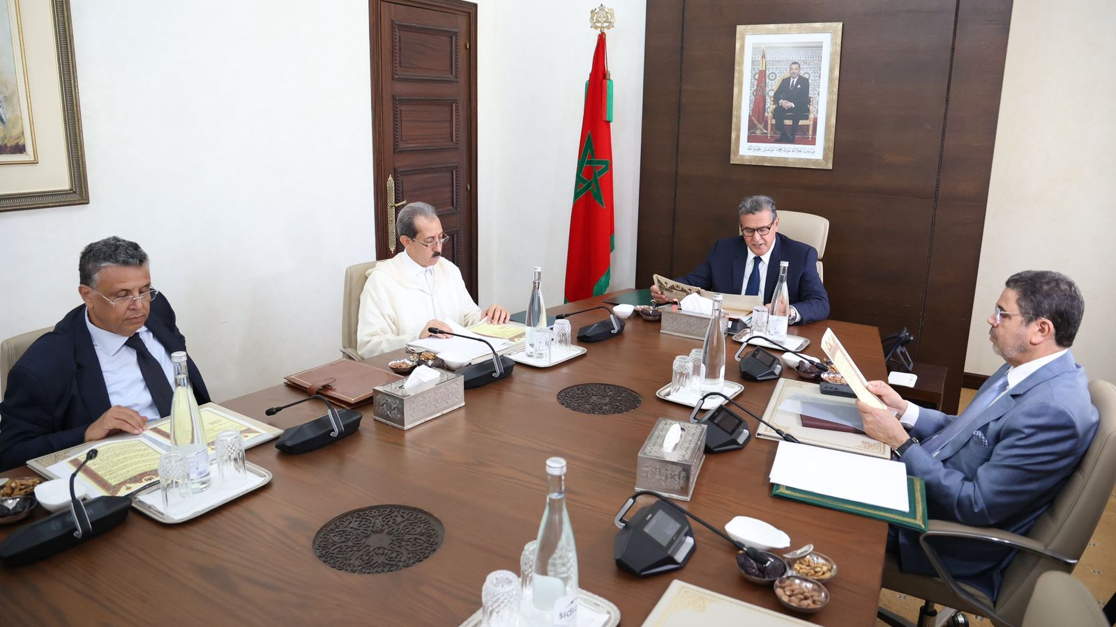 عزيز أخنوش يعقد أول اجتماع بمقر رئاسة الحكومة خصص لتنزيل مضامين الرسالة الملكية المتعلقة بإعادة النظر في مدونة الأسرة