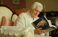 الملك يعزي أفراد أسرة الإعلامي الراحل محمد بنددوش