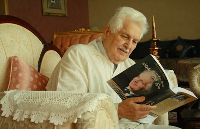 الملك يعزي أفراد أسرة الإعلامي الراحل محمد بنددوش