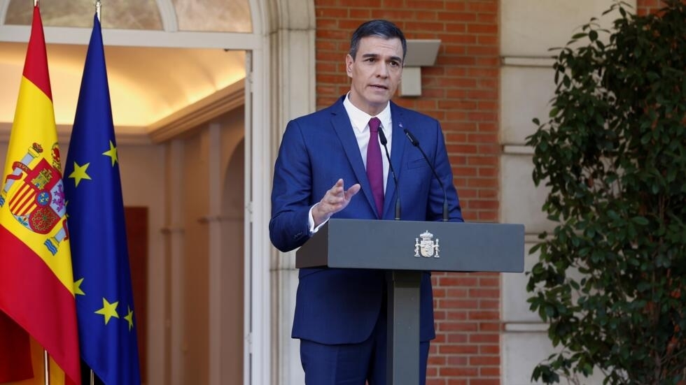 رئيس الحكومة الإسبانية بيدرو سانشيز يكشف عن أعضاء حكومته الإئتلافية