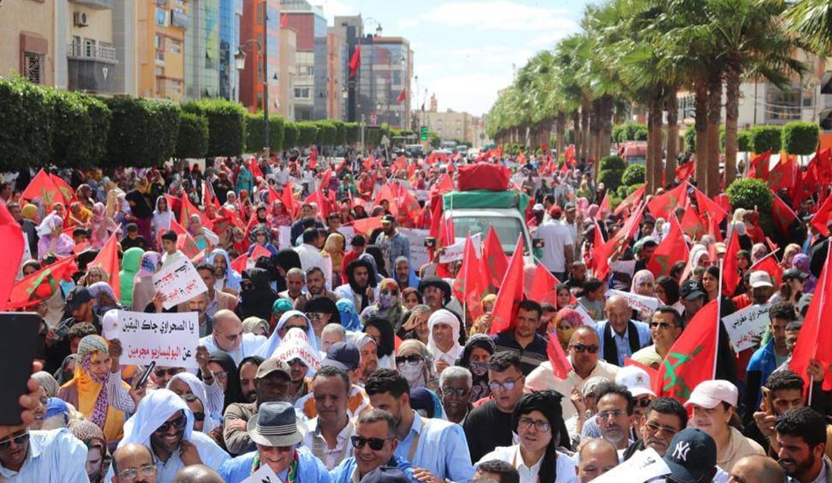 ساكنة مدينة العيون تخرج في مسيرة حاشدة تنديدا بالهجوم الإرهابي لمرتزقة البوليساريو على مدينة السمارة