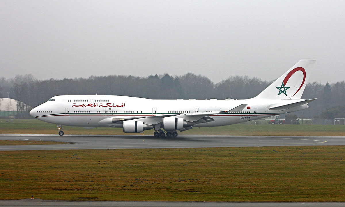 طائرة الملك محمد السادس تحط الرحال بمطار 