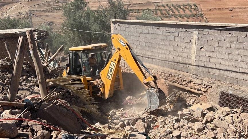 أزيلال: بدء عمليات هدم وإزالة ركام المباني المنهارة جراء زلزال 08 شتنبر الماضي