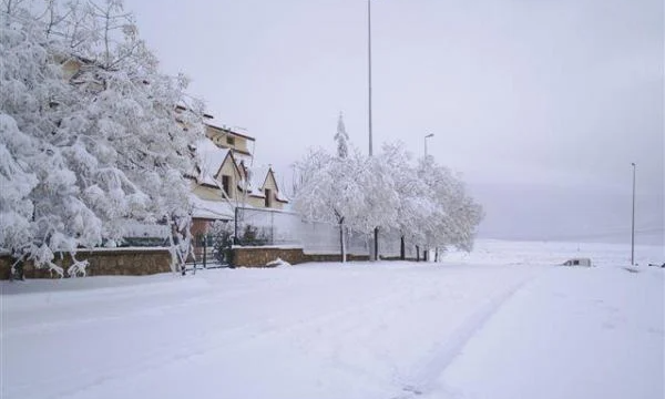 مدينة إفران تتوشح بالبياض بعد أولى التساقطات الثلجية لهذه السنة