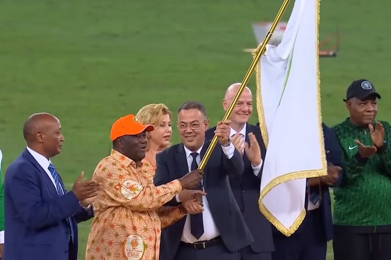فوزي لقجع يتسلم من الرئيس الإيفواري علم دورة كأس إفريقيا للأمم - المغرب 2025