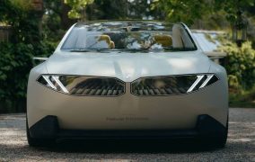 BMW تكشف عن أحدث سياراتها الكهربائية بنظام الدفع الرباعي