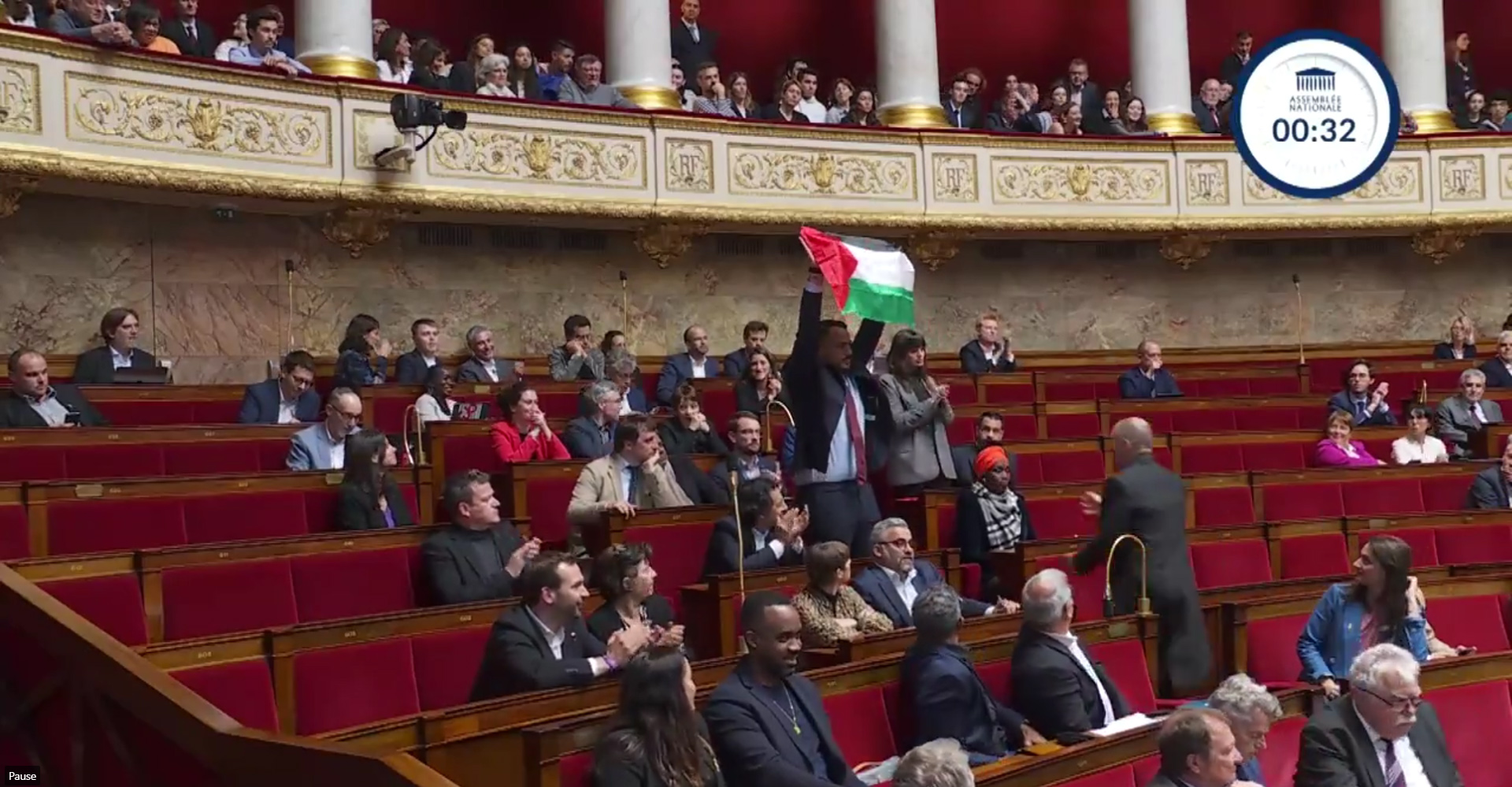 نواب في برلمانَي كل من فرنسا وإيطاليا يرفعون علم دولة فلسطين