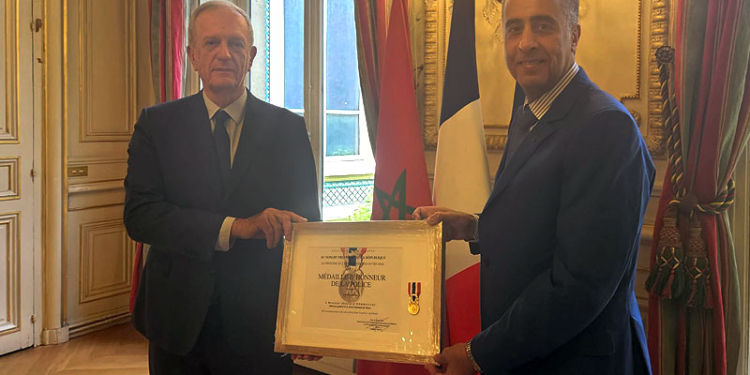 الشرطة الوطنية الفرنسية تُوَشِّح عبد اللطيف حموشي بميدالية الشرف الذهبية
