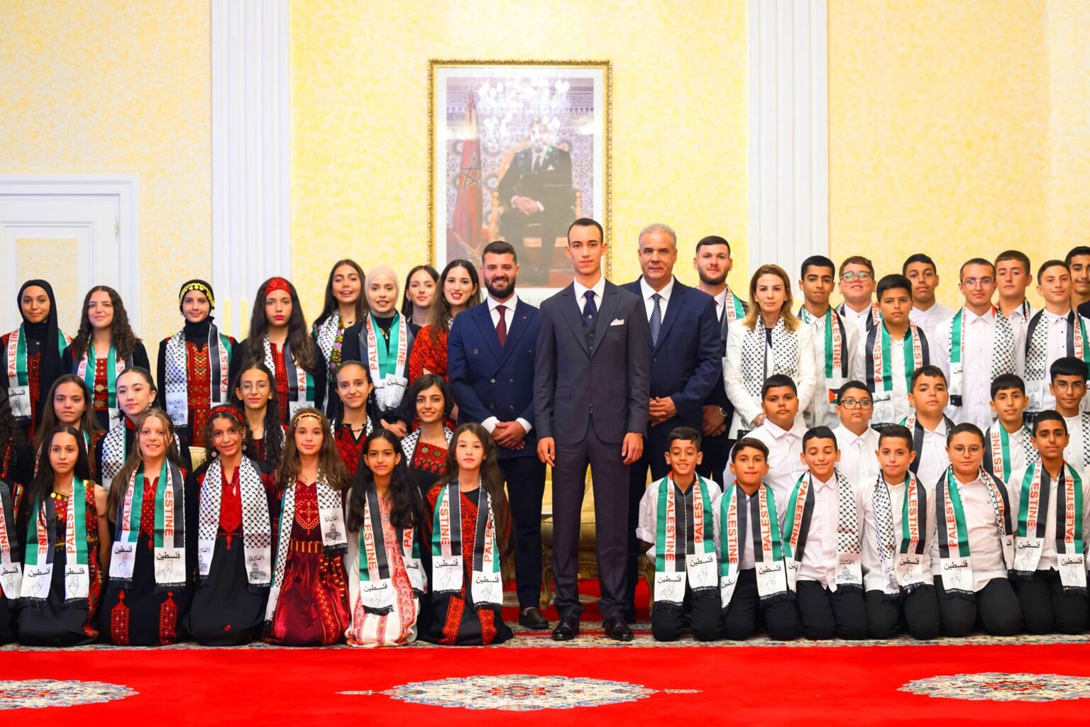 بأمر من الملك.. ولي العهد الأمير مولاي الحسن يستقبل بتطوان أطفالا مقدسيين ويتلقى هدية تذكارية منهممقدسيين ويتلقى هدية تذكارية منهم