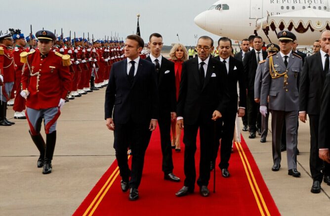 مصدر يكشف أسباب ظهور الملك محمد السادس مستندا إلى عكاز طبي خلال استقباله للرئيس الفرنسي إمانويل ماكرون