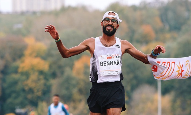 العداء المغربي يونس بنار يفوز بماراثون موسكو