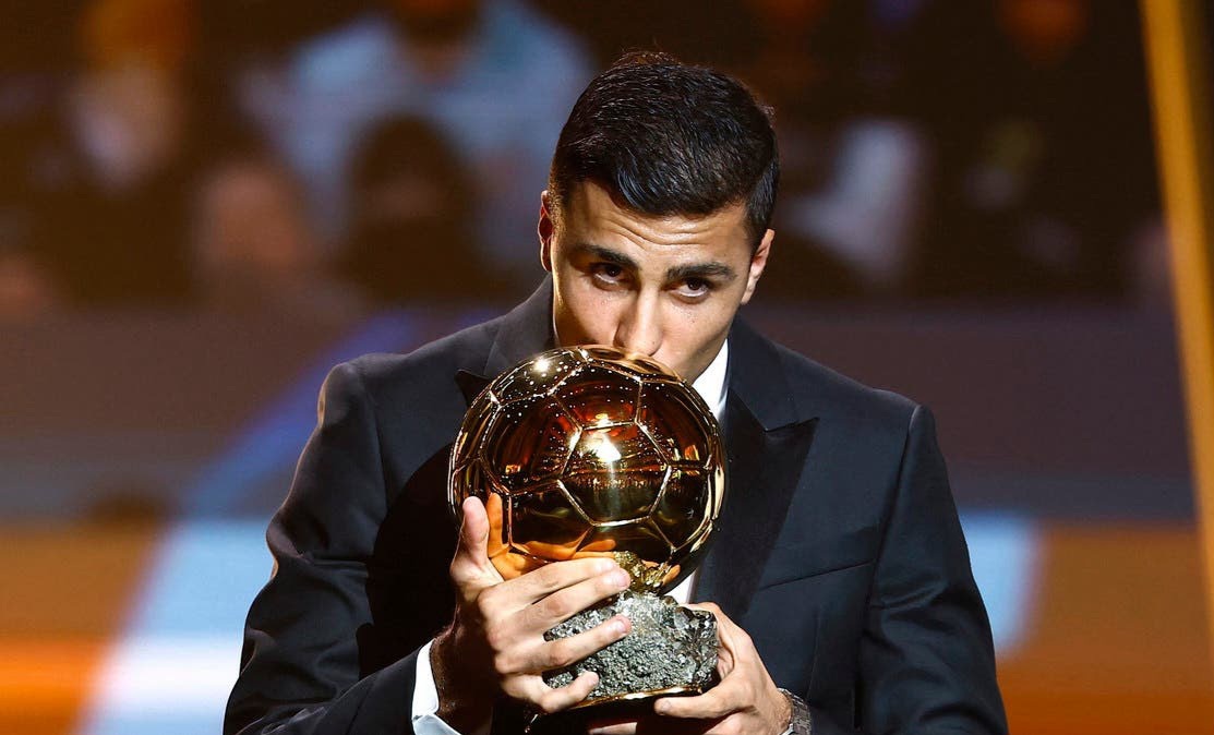 رودري هيرنانديز يتوج بالكرة الذهبية لأفضل لاعب في العالم لسنة 2024