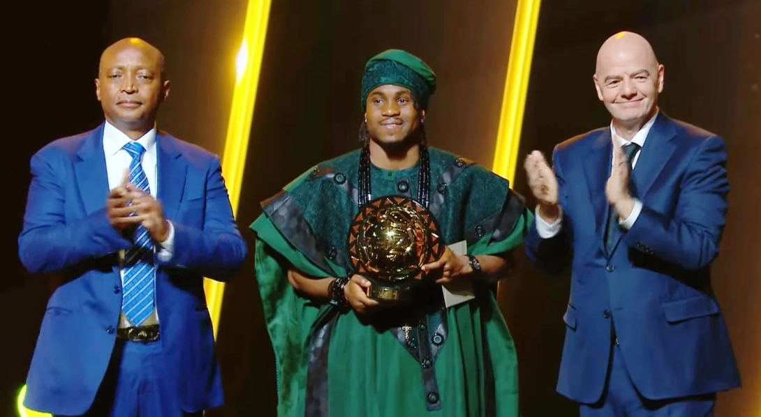 جوائز الكاف 2024.. النيجيري أديمولا لوكمان يتوج بلقب أفضل لاعب إفريقي