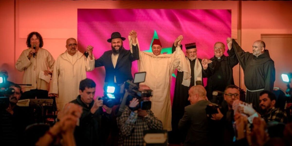 مسلمون ومسيحيون ويهود يلتئمون بالدر البيضاء للاحتفاء بقيم السلام والتعايش المشترك