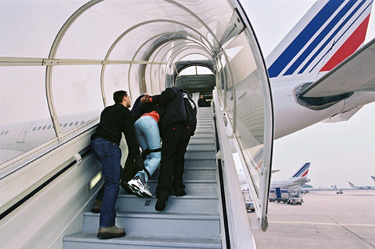 فرنسا تتجه نحو فرض قيود جديدة على مسؤولي نظام الكابرانات الجزائري بعد رفض استقبال مطرودين جزائريين