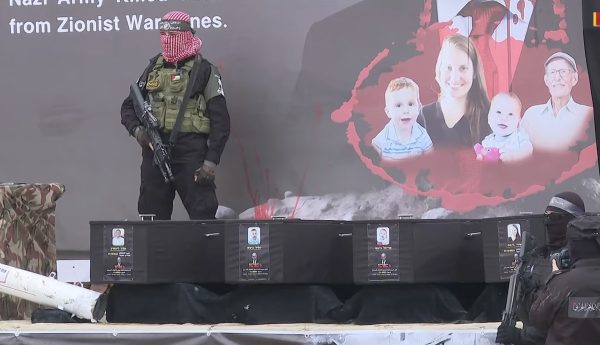 أبرز ردود الفعل على الجدال بين إسرائيل وحماس بشأن جثة الرهينة شيري بيباس.. وكيف ردّت الحركة؟