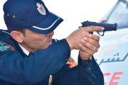 شرطي يضطر لإطلاق النار على شخص اعتدى على والديه وهاجم عناصر الأمن