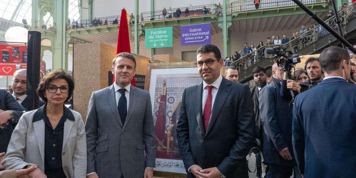 إيمانويل ماكرون يزور الجناح المغربي بمعرض الكتاب بباريس