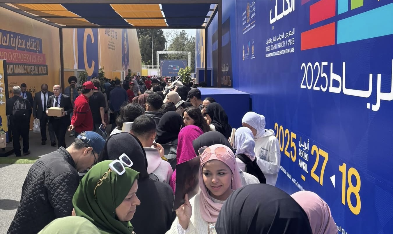 المعرض الدولي للنشر والكتاب بالرباط.. طابور طويل لنيل توقيع أحمد آل حمدان مؤلف رواية أبابيل