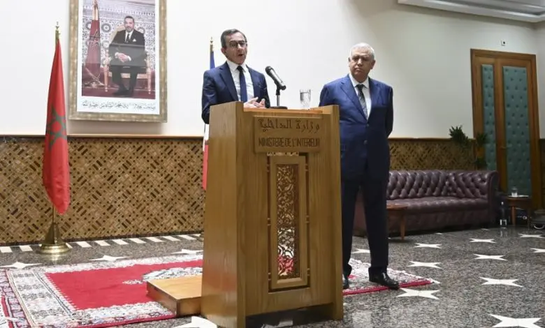 عبد الوافي لفتيت رفقة نظيره الفرنسي في اجتماع عمل بالرباط