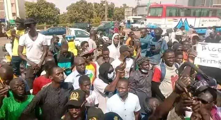 ماليّون يحتجون أمام سفارة الجزائر بباماكو رفضاً لدعمها للبوليساريو