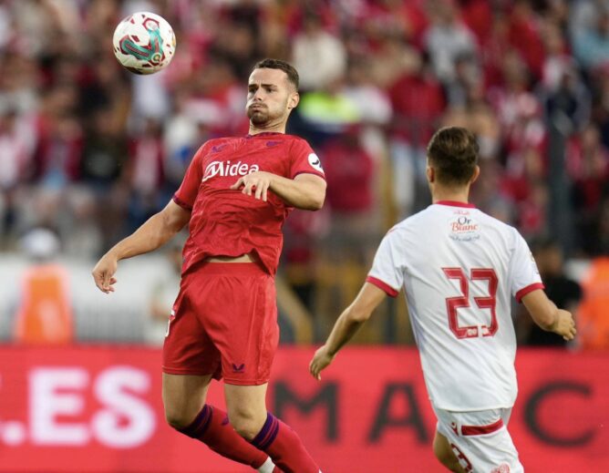 الوداد يسقط أمام إشبيلية بسبب خطأ فادح للحارس وياسين بونو يُكرّم وسط مدرجات حمراء مشتعلة