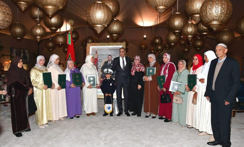 حموشي يستقبل أسر شهداء الشرطة ويُسلم شققا ومنحا مالية دعمًا لذويهم