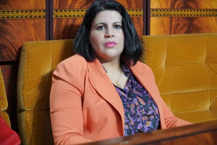 برلمانية تكشف المستور: مسؤولون في مناصب عليا يحملون شهادات مزورة