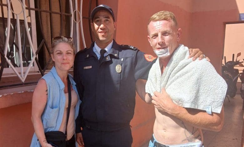 سائح بريطاني ضحية اعتداء لمختل عقلي يشيد بشجاعة شرطي من أمن مراكش