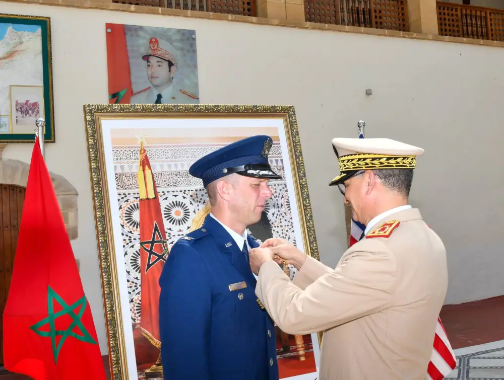 الملك محمد السادس يوشّح الملحق العسكري الأمريكي بالوسام العلوي من درجة ضابط