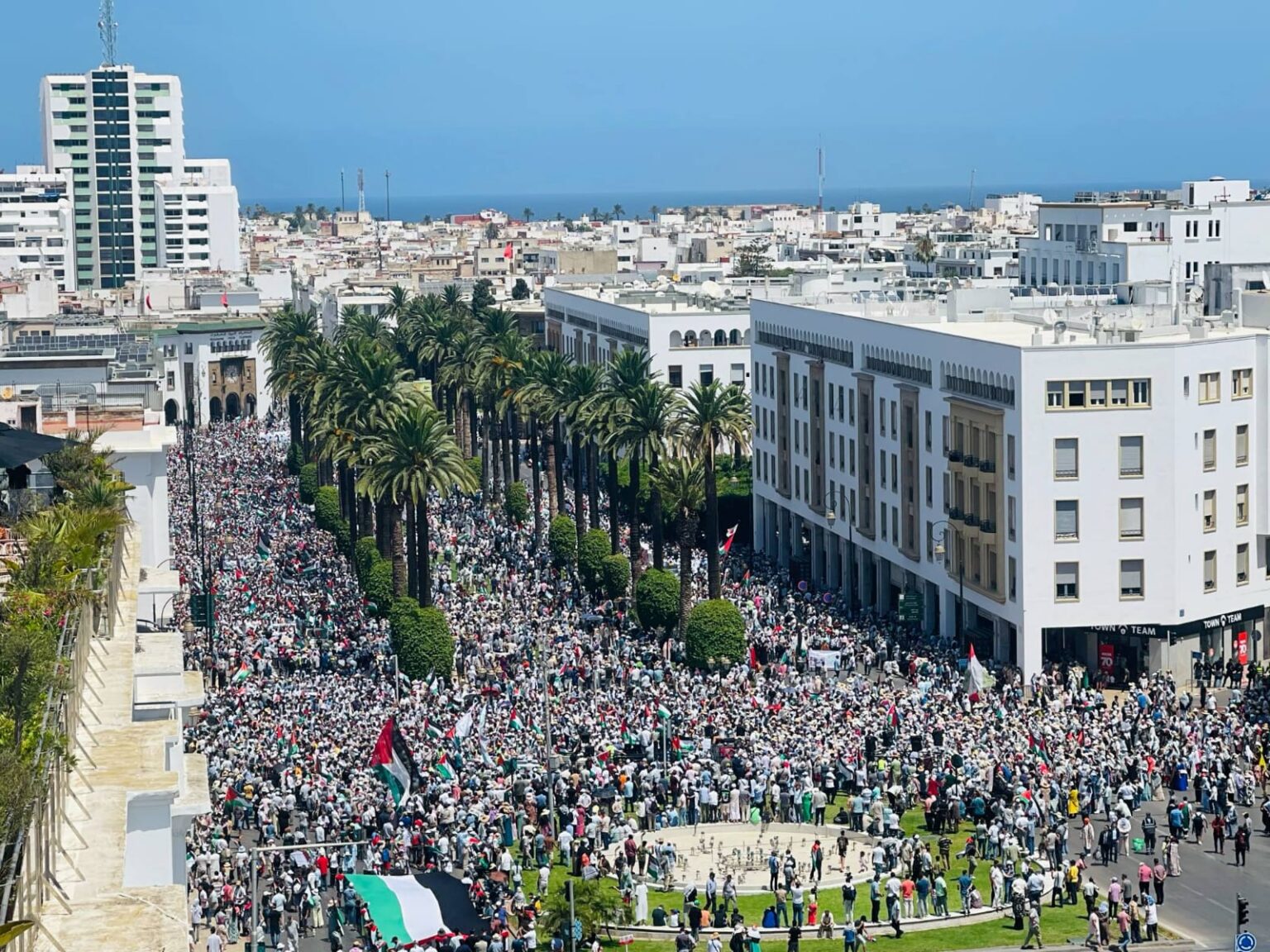 في مسيرة شعبية حاشدة.. عشرات الآلاف من المغاربة ينددون بتجويع سكان غزة