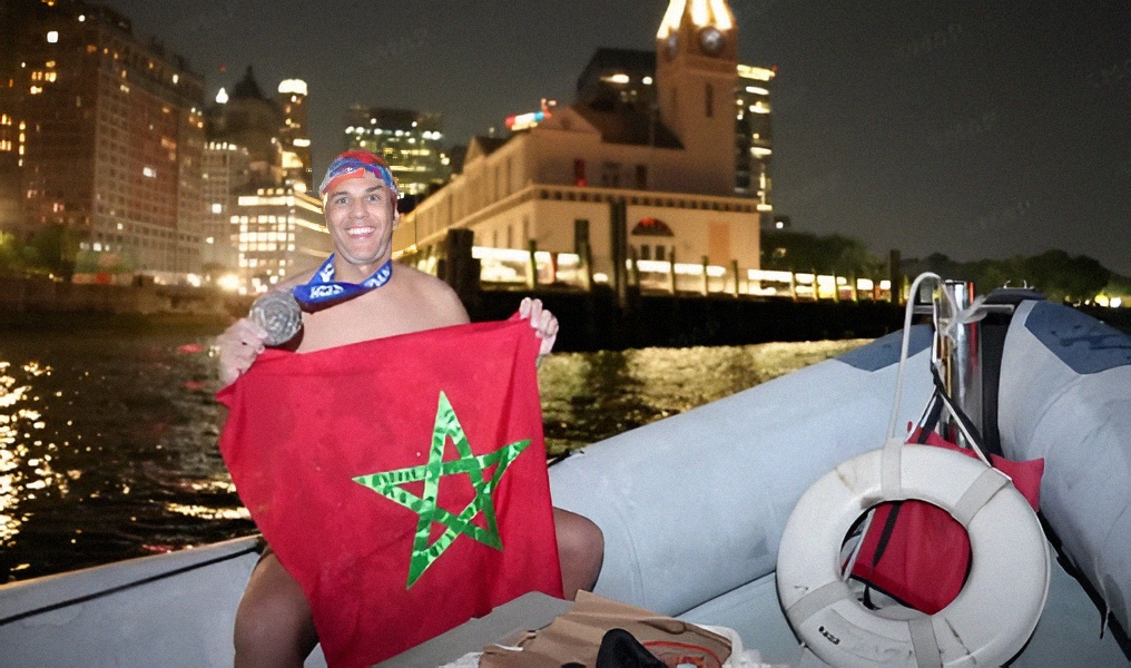 حسن بركة أول سباح مغربي ينجح في عبور محيط جزيرة مانهاتن الأمريكية