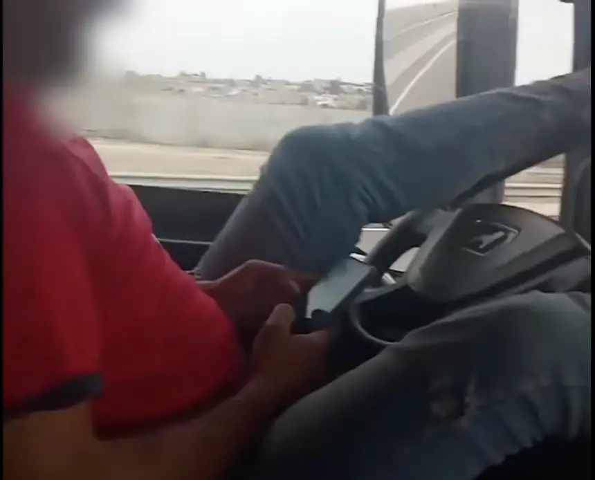 بعدما ظهر وهو يقود شاحنة من الحجم الكبير بقدميه والهاتف بيديه على الطريق السيار.. وزارة النقل  والقضاء يتحركان