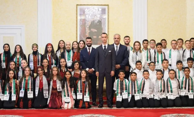 ولي العهد الأمير مولاي الحسن يستقبل الأطفال المقدسيين المشاركين في مخيم وكالة بيت مال القدس