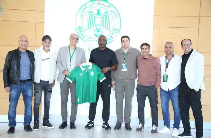 ألان غواميني يزور أكاديمية الرجاء ويسترجع أمجاد التسعينيات مع رموز النادي