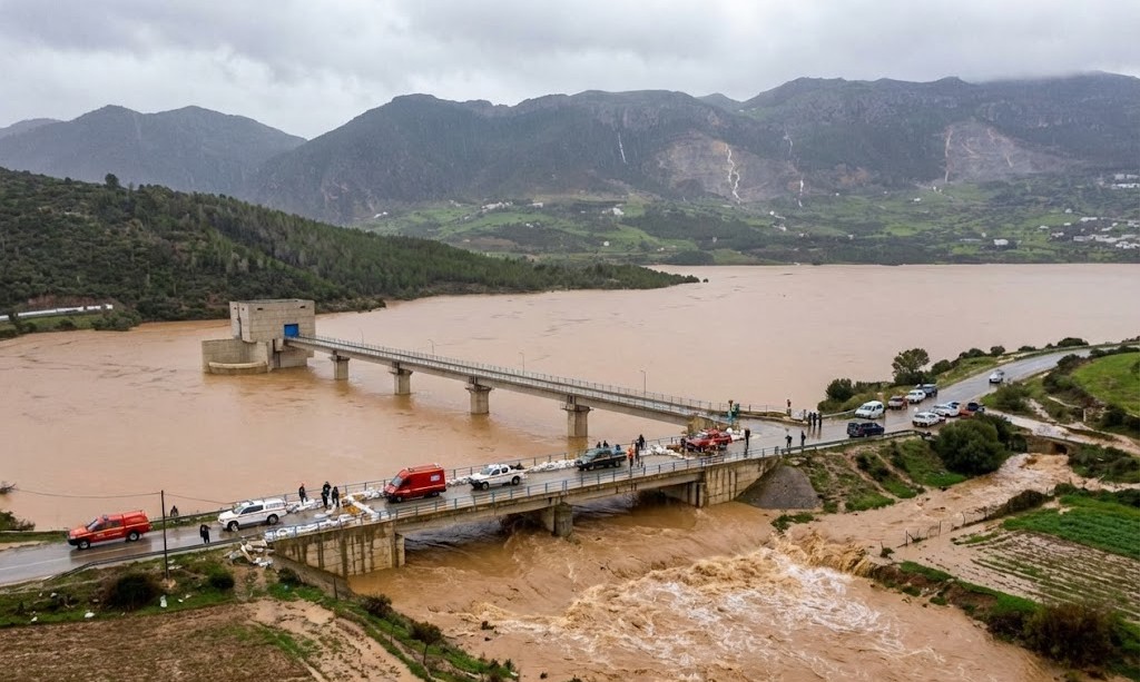 ارتفاع منسوب مياه وادي اللوكوس.. سلطات مدينة القصر الكبير توصي ساكنة العديد من الأحياء السكنية بإخلاء منازلهم  فورا