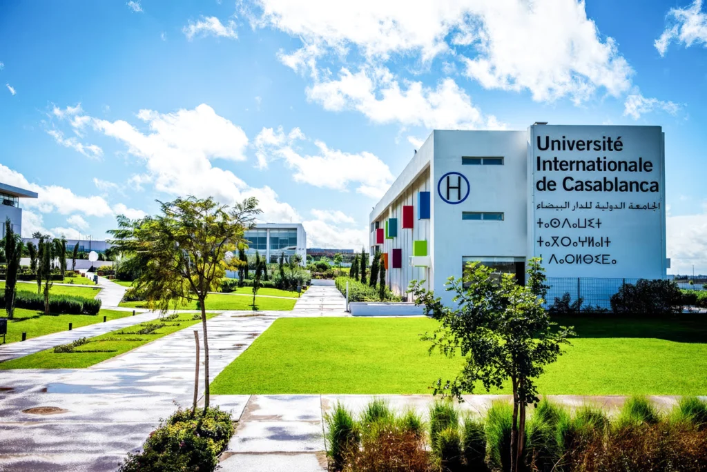 جامعة الدار البيضاء الدولية تفصل أستاذة بعد تعليق عنصري ضد السنغاليين