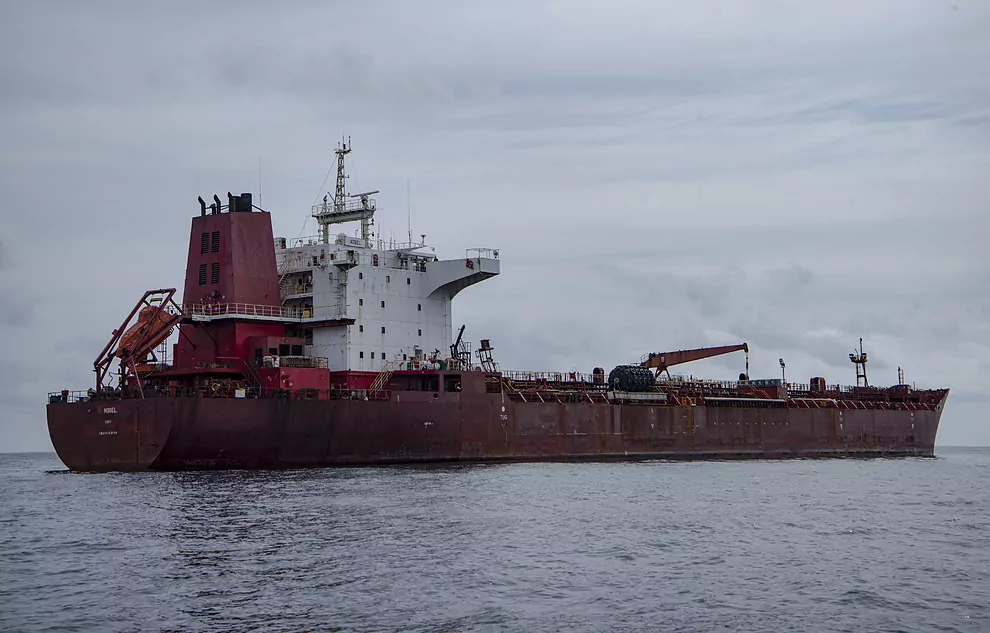 المغرب يبدأ عملية قطر ناقلة نفط روسية معطلة قبالة سواحل طنجة