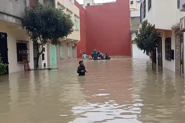المديرية العامة للأمن الوطني تنفي تسجيل أي سرقات بالمناطق المتضررة من فيضانات القصر الكبير