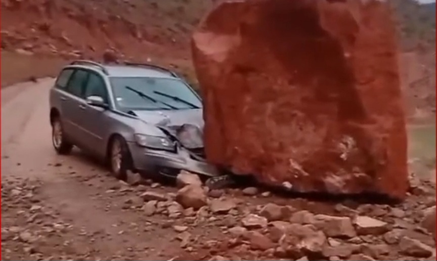 الألطاف الإلهية.. نجاة عائلة من موت محقق بعد سقوط صخرة على سيارتهم بأزيلال