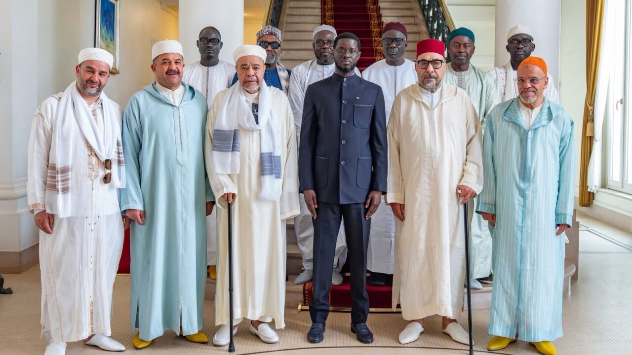 الرئيس السنغالي باسيرو ديوماي فاي يستقبل شيخ الطريقة التيجانية بالمغرب محمد الكبير