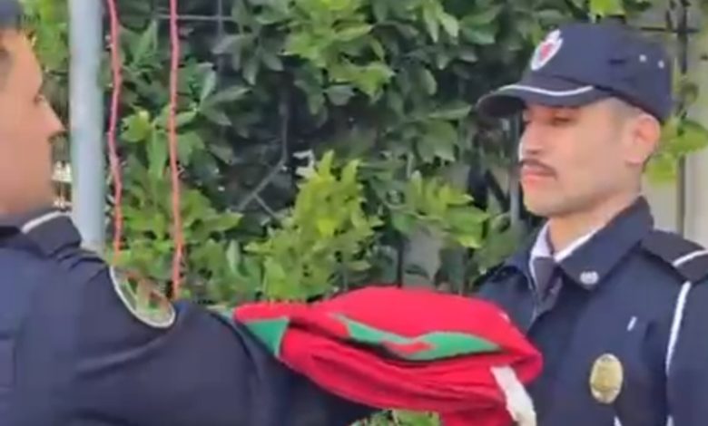 رفع العلم الوطني بمفوضية شرطة القصر الكبير إيذانًا بعودة الخدمات الأمنية بعد انحسار الفيضانات