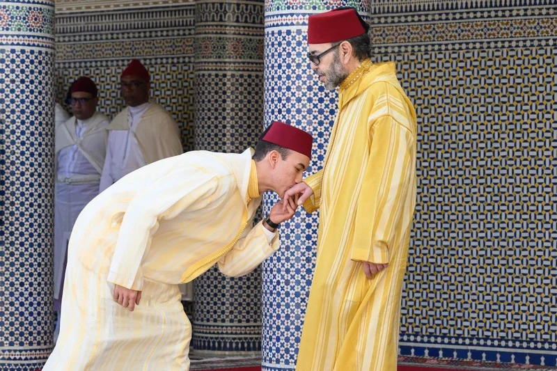 أمير المؤمنين الملك محمد السادس يؤدي صلاة عيد الفطر ويتلقى التهاني