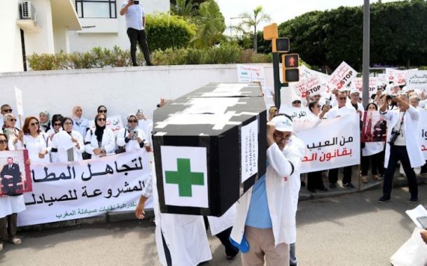 الصيادلة يحتجون أمام مجلس المنافسة رفضًا لتحرير سوق الأدوية