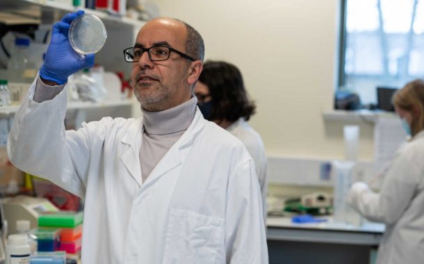 بريطانيا تكرِّم العالم المغربي 