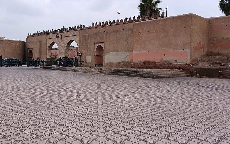 بعد واقعة إحياء طقوس دينية يهودية أمامه.. سلطات مدينة مراكش تزيل كتابات من قبل مجهولين على سور باب دكالة الشهير